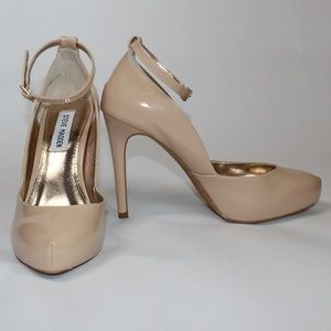 NWOT Steve Madden Nude pump